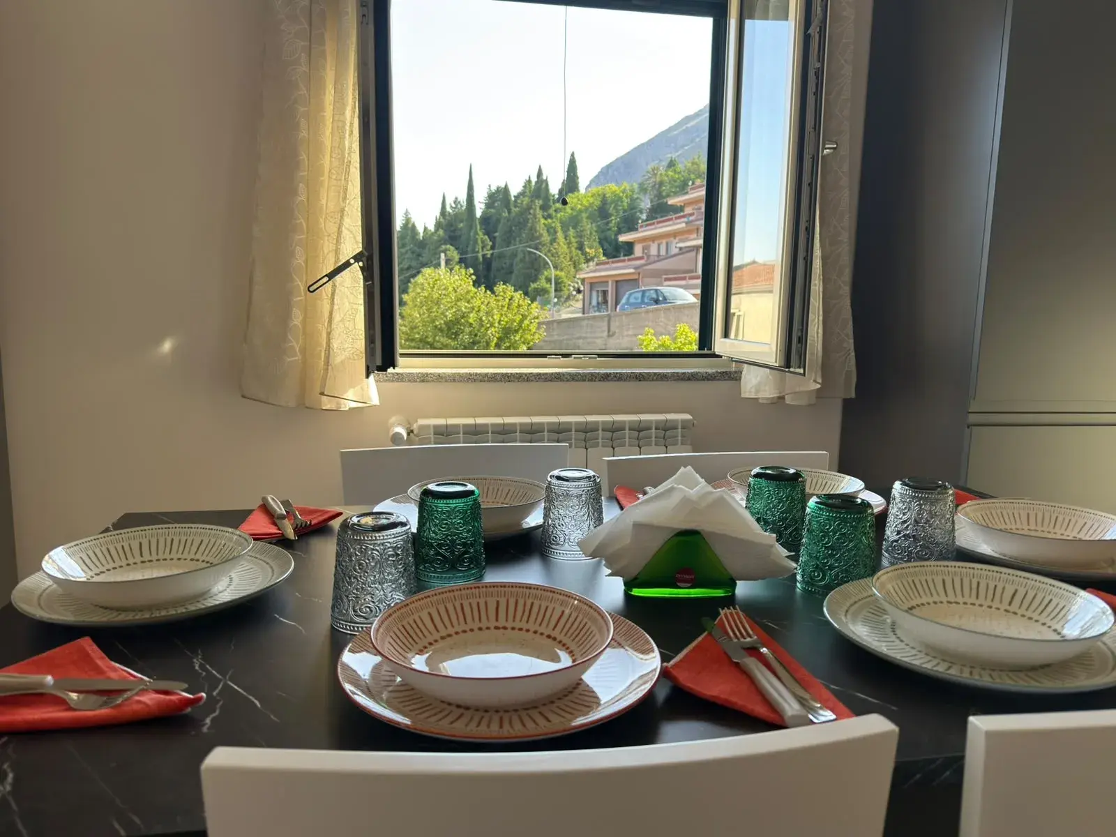 Tavola apparecchiata davanti alla finestra sul paesaggio